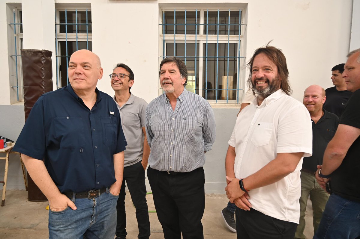 Leot14's tweet photo. ➡️Junto a @AlbertoSileoni y @WWischnivetzky, recorrimos las Escuelas Abiertas en Verano🌞🏊🏽‍♀️ 🛟 de #MarChiquita.
➡️En PBA seguimos garantizando derechos y jerarquizando la Educación Pública❤️.
#BuenoBonitoYBonaerense💙
👉🏻Estado Presente Siempre👈🏻.

@Kicillofok @pablourquizaok https://t.co/FxudLg1wGs