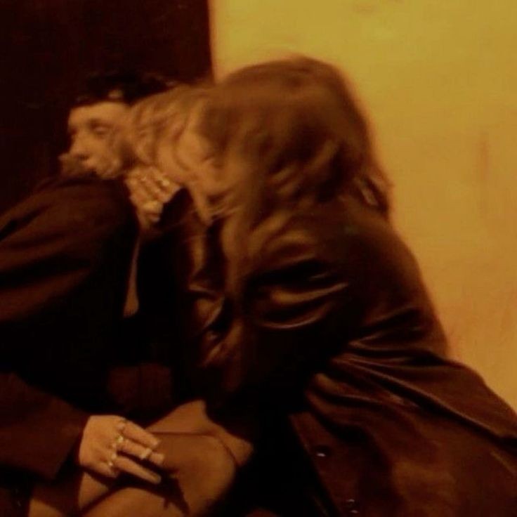 cnballottie's tweet photo. the 1975 - lottienat au

onde Natalie lança "about you" como um single junto da sua banda. ou onde Lottie poderia reconhecer o que aquela música significa em qualquer lugar https://t.co/bz54clIjtj