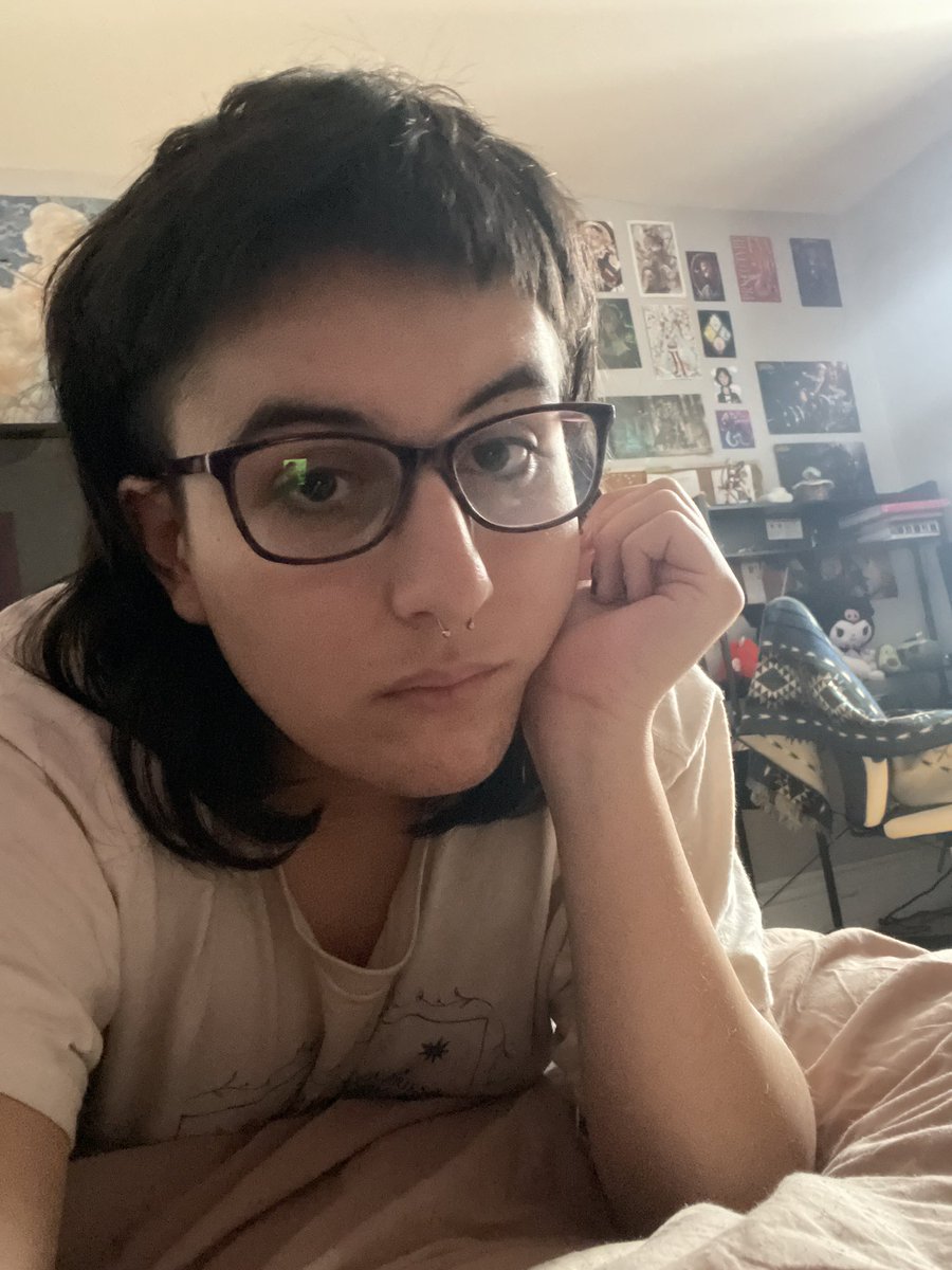 unalivequeen's tweet image. rare glasses moment