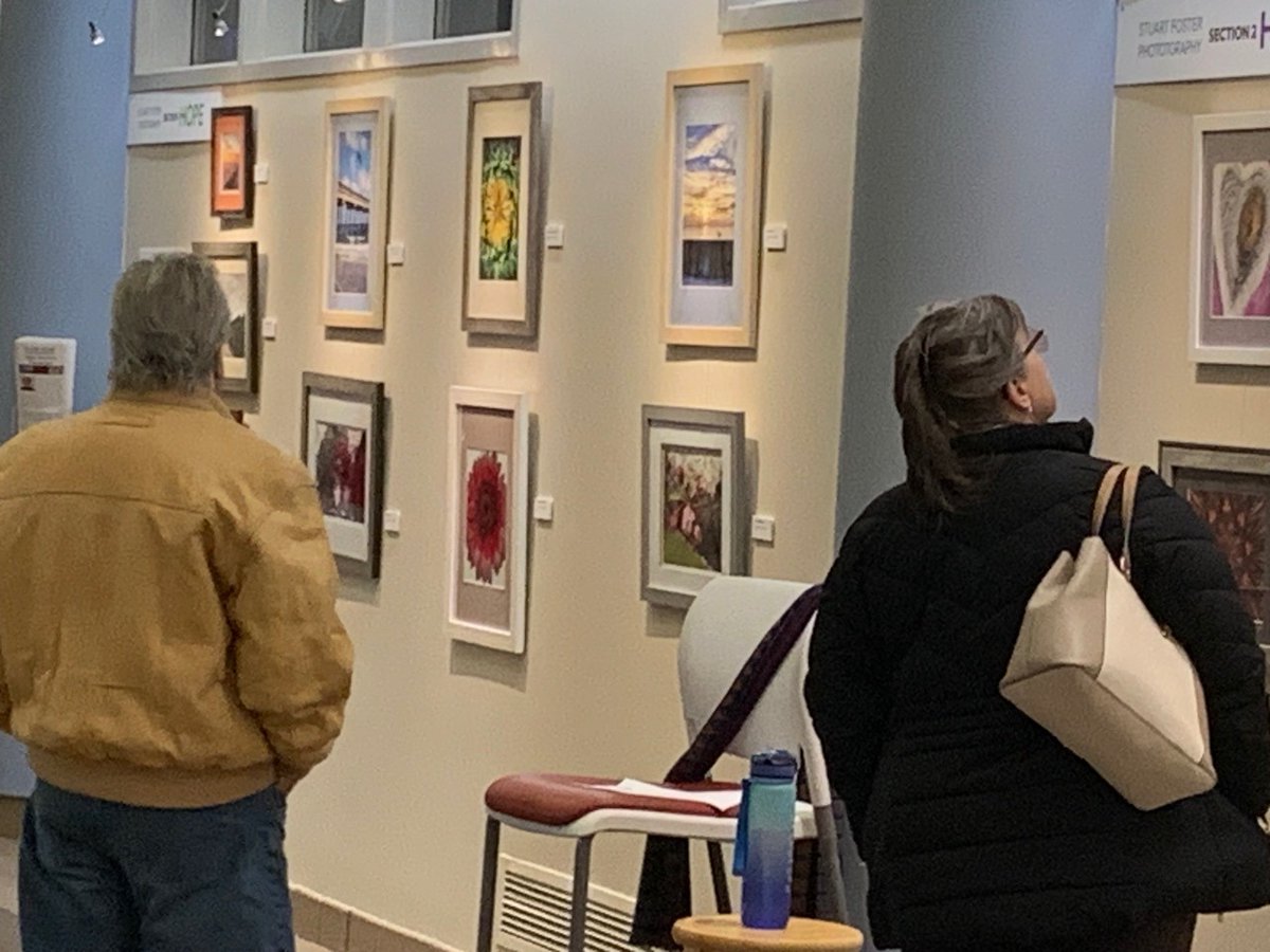 jcc_gnh's tweet photo. A Connecticut native and longtime New Haven County resident, Stu has brought his creative vision to life through his collection Hope, Hearts &amp; Connection. Last Sunday, art enthusiasts from across New England gathered at the Hoos Family Art Gallery to hear Stu’s artist talk. 📷 https://t.co/4VaUQZydz7