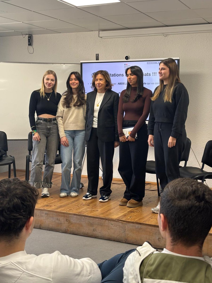 accorse's tweet photo. L’@accorse &amp; @banquedefrance ont remis le Prix de l’Excellence économique.Ce concours utilise les concepts économiques comme moteur de réflexion intellectuelle. 22 liceani di terminale #STMG anu cuncorsu in l'accademia. 3 laureate sò state premiate in u @LyceeBalagne stu venneri. https://t.co/dwQ0WPlgT3
