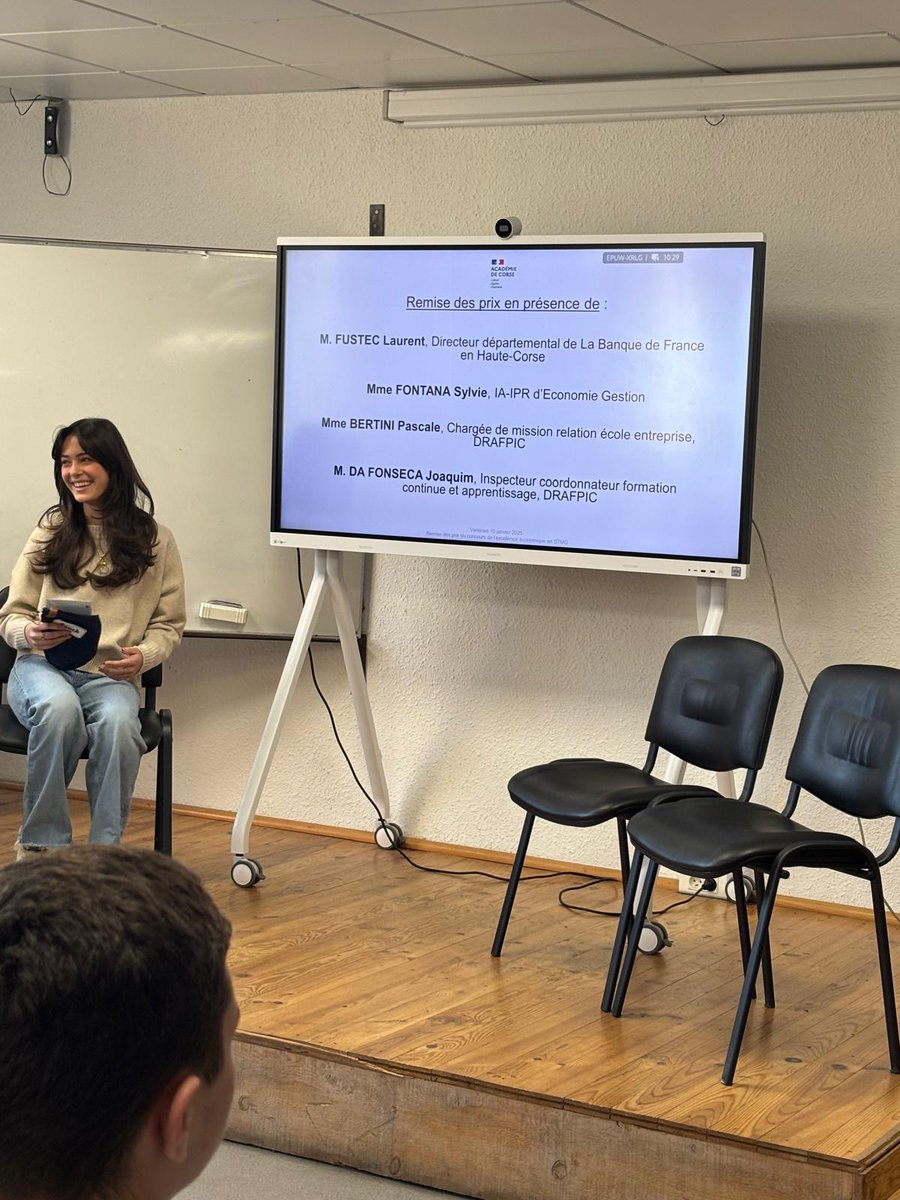 accorse's tweet photo. L’@accorse &amp; @banquedefrance ont remis le Prix de l’Excellence économique.Ce concours utilise les concepts économiques comme moteur de réflexion intellectuelle. 22 liceani di terminale #STMG anu cuncorsu in l'accademia. 3 laureate sò state premiate in u @LyceeBalagne stu venneri. https://t.co/dwQ0WPlgT3