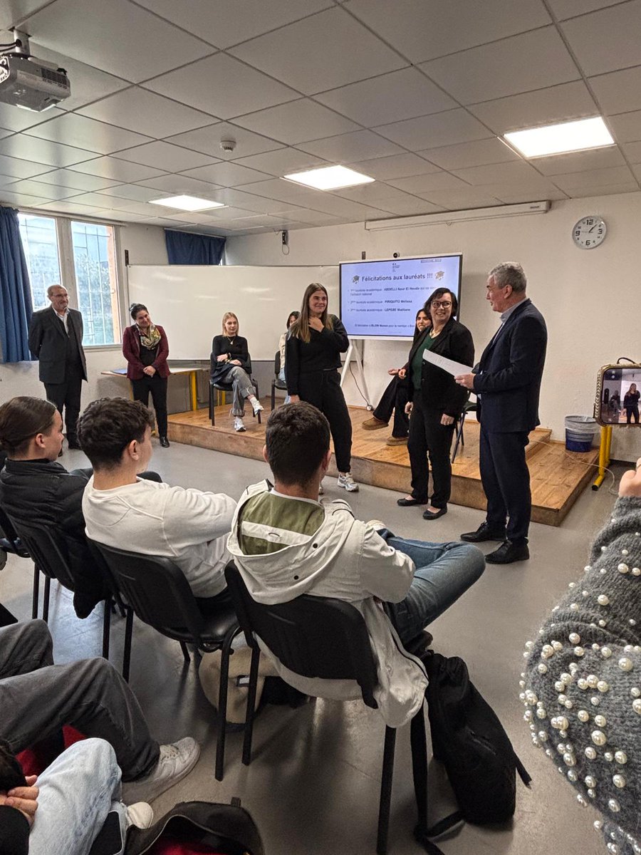 accorse's tweet photo. L’@accorse &amp; @banquedefrance ont remis le Prix de l’Excellence économique.Ce concours utilise les concepts économiques comme moteur de réflexion intellectuelle. 22 liceani di terminale #STMG anu cuncorsu in l'accademia. 3 laureate sò state premiate in u @LyceeBalagne stu venneri. https://t.co/dwQ0WPlgT3