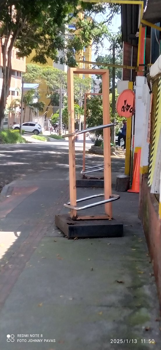 PavasJ's tweet photo. @sttmed me pregunto se eso tiene que ver con movilidad. A cada rato hacen control al frente de esto y no veo que les moleste la movilidad reducida de peatones en este sitio. Calle 30A # 83B 11 eso está estorbando de día y de noche. Pueden hacer algo? https://t.co/lL0HLhJZJU
