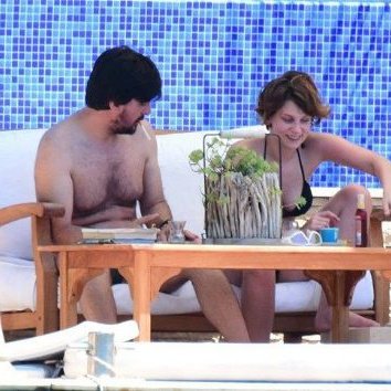 Şimdi, Serenay'ın millet hakkına girmek gibi büyük bir iftira ile hedef haline gelmesinde büyük payı olan Farah Zeynep Abdullah'ın, bir zamanlar sevgilisi olduğu sektörde isim sahibi, görüntü yönetmeni Gokhan Tiryaki sayesinde aldığı projeler ve girdiği haklar :d
Lol