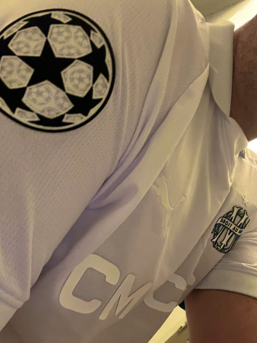 Mon cadeau de Noël offert par mes deux garçons est enfin arrivé ! 
Le maillot des 125 ans de <a href="/OM_Officiel/">Olympique de Marseille</a> 😍
Ils ont même anticipé en incluant l’écusson de la <a href="/ChampionsLeague/">UEFA Champions League</a> 
Un bon présage pour la saison prochaine j’espère 🤞🏻n’est-ce pas <a href="/CMFootball_/">CM Football</a> ? 
<a href="/tourtoulon/">Jules Tourtoulon</a> <a href="/CobraaFX/">Hugo🎬</a>