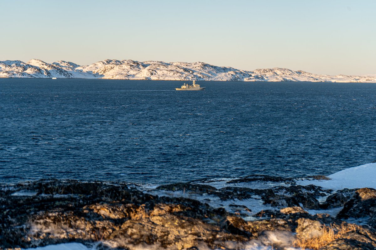Mens Múte B. Egede holder pressemøde sejler den danske flåde forbi Nuuk som statement. #dkmedier #dkpol #greenland