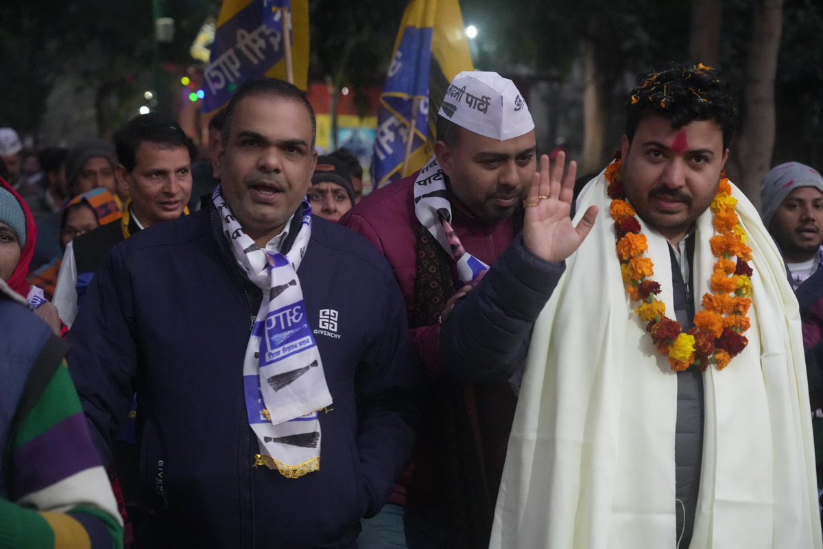 ipathak25's tweet photo. आज राजीव गांधी कैंप, धोबी घाट नारायणा गाँव, वाल्मीकि मोहल्ला, WZ 572 में आयोजित महिला सम्मान पदयात्रा के दौरान हर महिला की आंखों में आत्मसम्मान की चमक और उम्मीद का भरोसा नजर आया।

महिला सम्मान योजना के तहत हर महिला को हर महीने ₹2100 की आर्थिक सहायता और संजीवनी योजना जैसी राहतकारी योजनाओं के वादे ने लोगों के दिलों में विश्वास की एक नई लहर पैदा की है।

हर कदम पर यही सुनने को मिला – 'केजरीवाल जी की सरकार ही हमारी हर जरूरतों को संभव बना सकती है, इसलिए सभी मिलकर "फ़िर लायेंगे केजरीवाल"