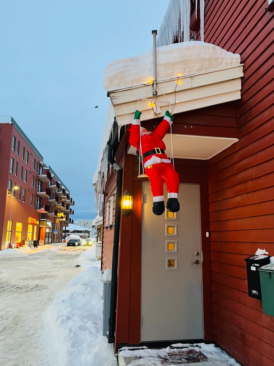 यो सान्टालाई कति झुन्ड्याईराको होला अझैं पनि😁
#PostChristmas #January