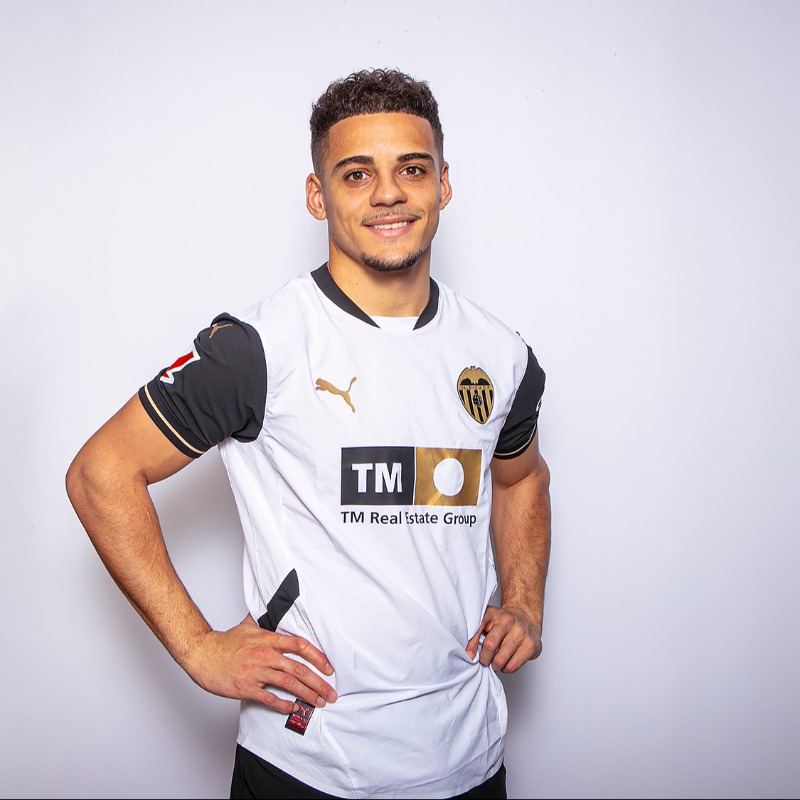 valenciacf's tweet photo. 📝 @maxaarons2: velocidad y agilidad para el flanco derecho del @valenciacf

➡️ El nuevo lateral valencianista llega para sumar en la parcela defensiva y ofensiva del equipo.

#BenvingutMaxAarons
#ADNVCF 🦇