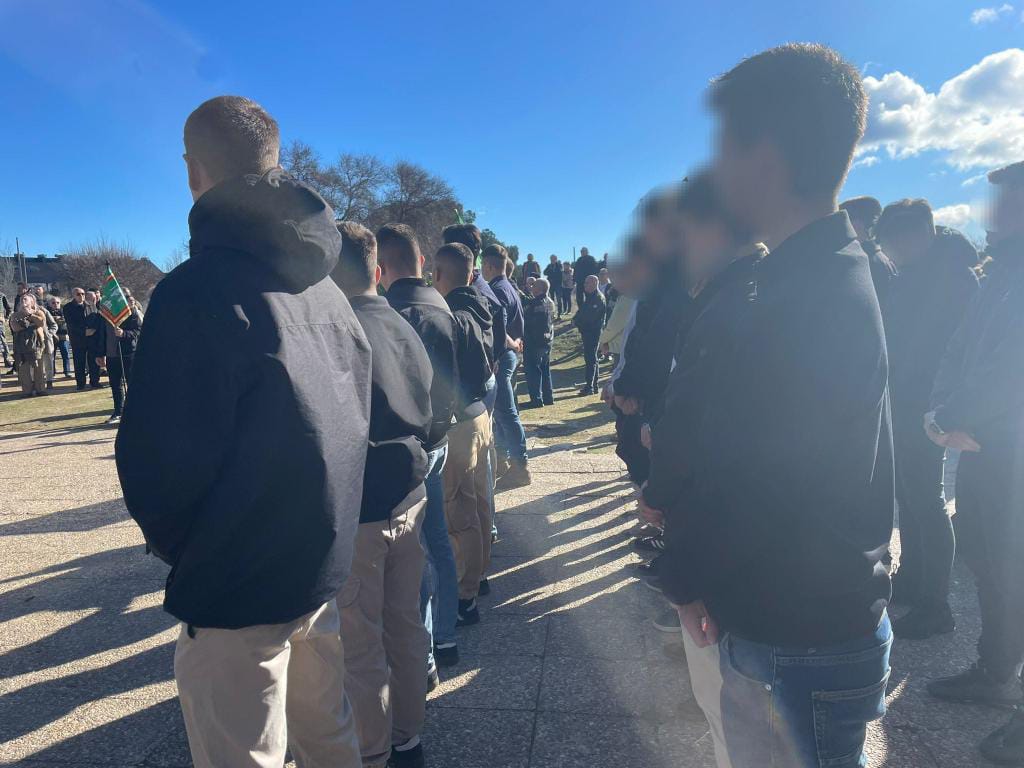 Asistencia de División Sierra al acto de Majadahonda en honor a los caídos de la Guardia de Hierro 🇷🇴.

Es el deber de todo europeo recordar a aquellos héroes que, sin ser su patria, lucharon y dieron su vida por una causa superior.

Ion Mota y Vasile Marin, ¡Siempre presentes!