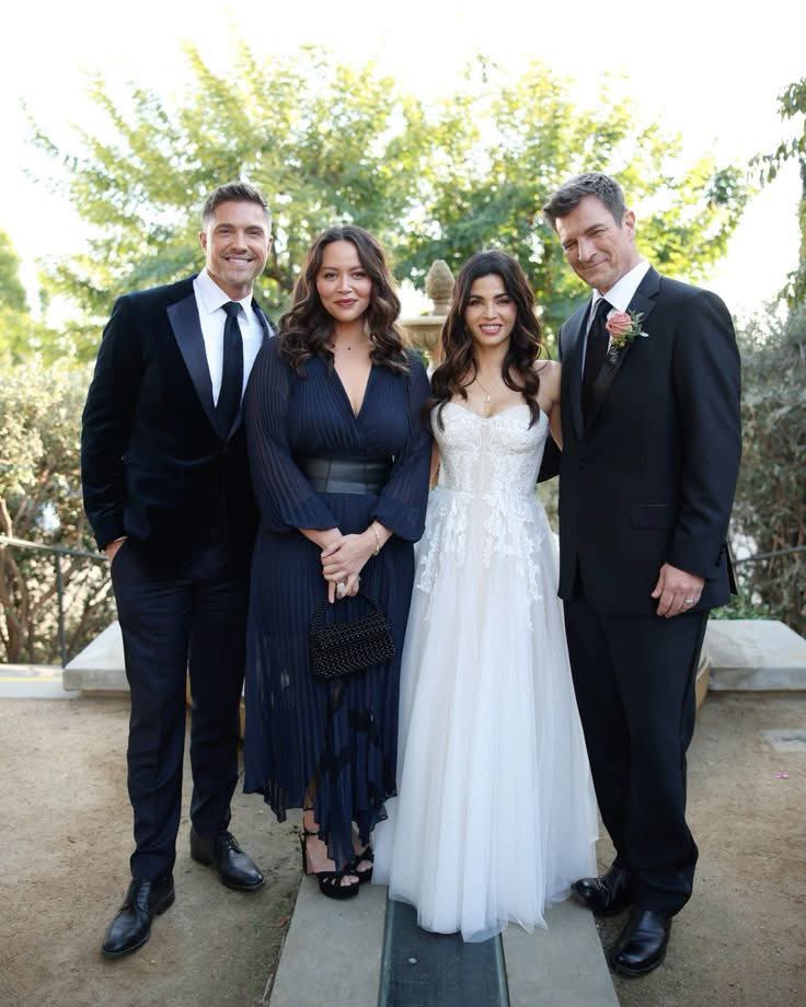 hqneychenford's tweet photo. GUYS IM GOING TO THROW UP. LUCY HAS A PICTURE OF HER AND TIM AT BAILEN WEDDING UP IN HER LOCKER FUCKEKFKOEKD https://t.co/qTnUK7AMZe