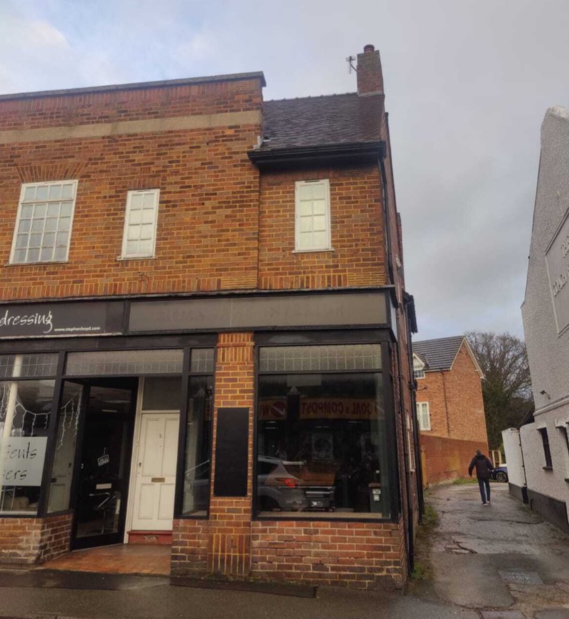 ⭐ Excellent commercial letting opportunity in the heart of #Neston town centre
 
⭐ This ground floor lock-up shop at 9 Bridge Street offers some 430 sq ft of floor space
 
Contact Jamie Robertson ....
📩  jxr@smithandsons.net
☎️ 0151 647 9272
 
#WirralCommercialProperty