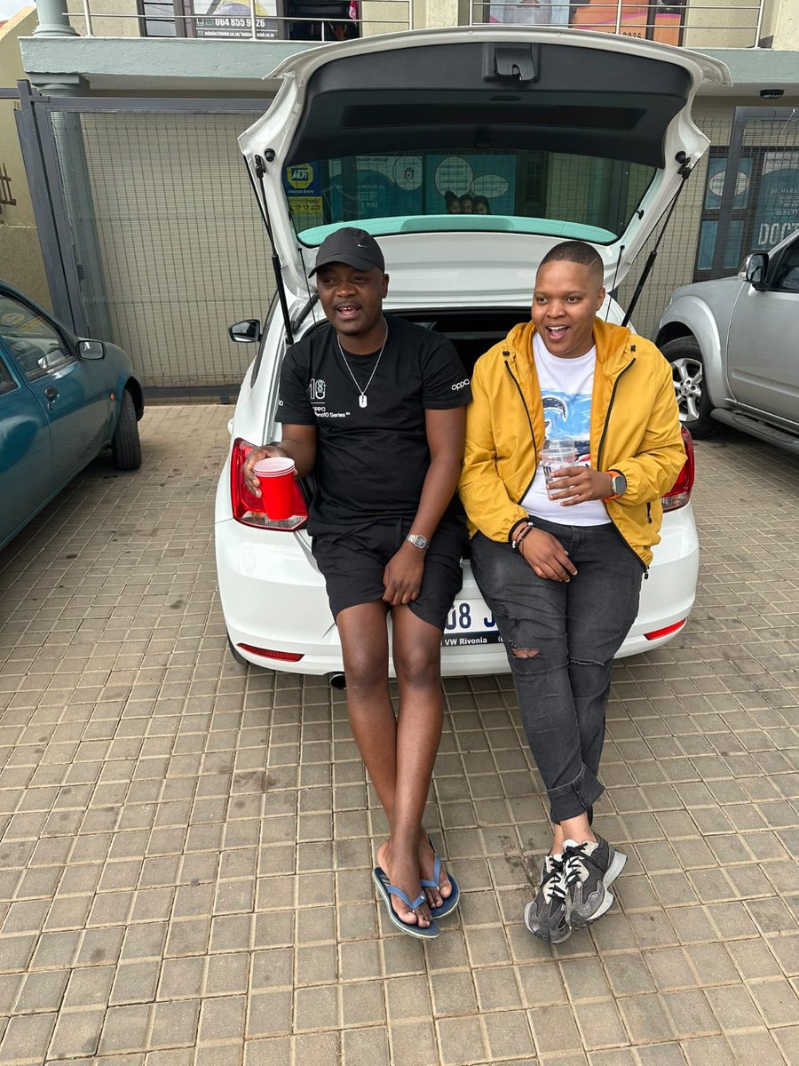 I was busy explaining to <a href="/MOHALE_ZA/">MÖ</a> that weather January e unpredictable. I was busy saying "I think pula yatla kwaaaa and o apere shortpan wa rra!"