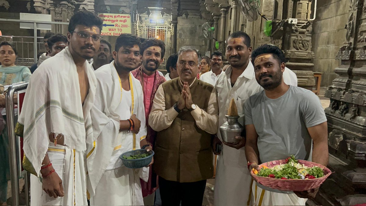 shekargoud99's tweet photo. Honoured shri @tarunchughbjp  Ji 
BJP National General Secretary, and Telangana state incharge it's very pleasure to meet you sir,Thank you for spending time to speak with us.
Thank you for your kindness.
Bharat matha ki.. jai..✊🚩🚩
OM NAMASHIVAYA
#rameswaram https://t.co/H4gjW3EkQA