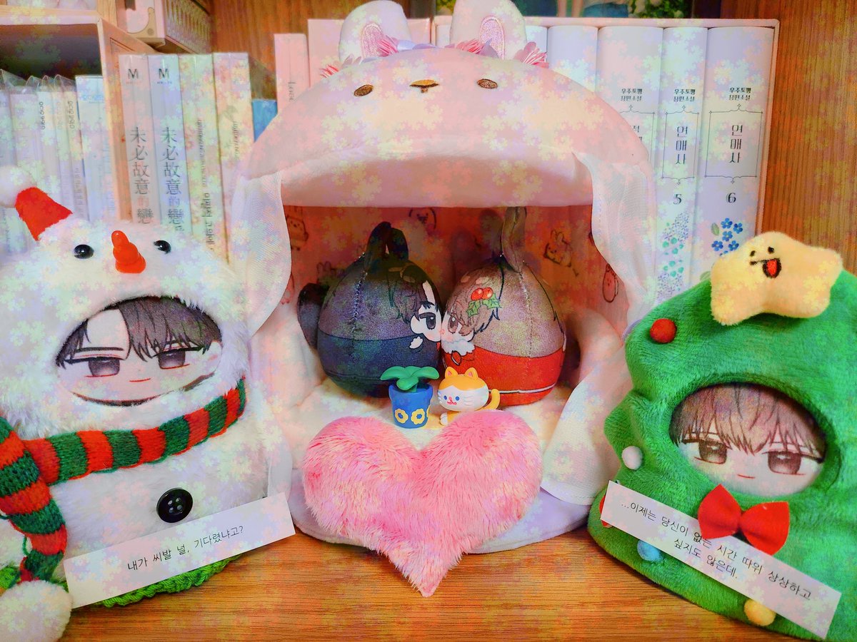 goodbye_phillip's tweet photo. 🎅2024 미필고 크리스마스 카페 방문후기 당첨 선물이 도착했어요🎁🧡

내가😭 
시방🤭
널🥹 
기다렸냐고?!😆🫶💝

우섭경단 킹왕짱 귀여워요😍
영원히 기억될 미필고마스였다🧸
✨️⛄️ @EnjoyOUR_XMAS 🎄✨️
#Enjoy_Our_Xmas
#당신과_함께하는_기적같은_크리스마스
#미필고 #미필적고의에의한연애사 https://t.co/9l0GLayslk