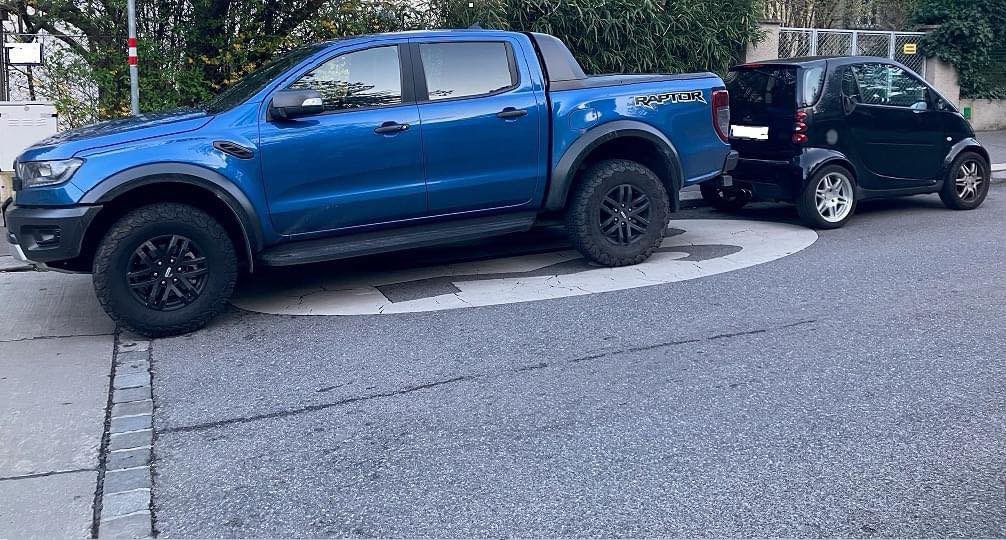 InfoSchweiz's tweet image. Diese zwei Autos zahlen gleich viel fürs Parken - dabei ist Platz in den Städten wertvoll. Einige Städte führen nun unterschiedliche 🅿️ Parkplatzgebühren ein - je nach Länge des Pkw. Gut so, weil fair. Oder?