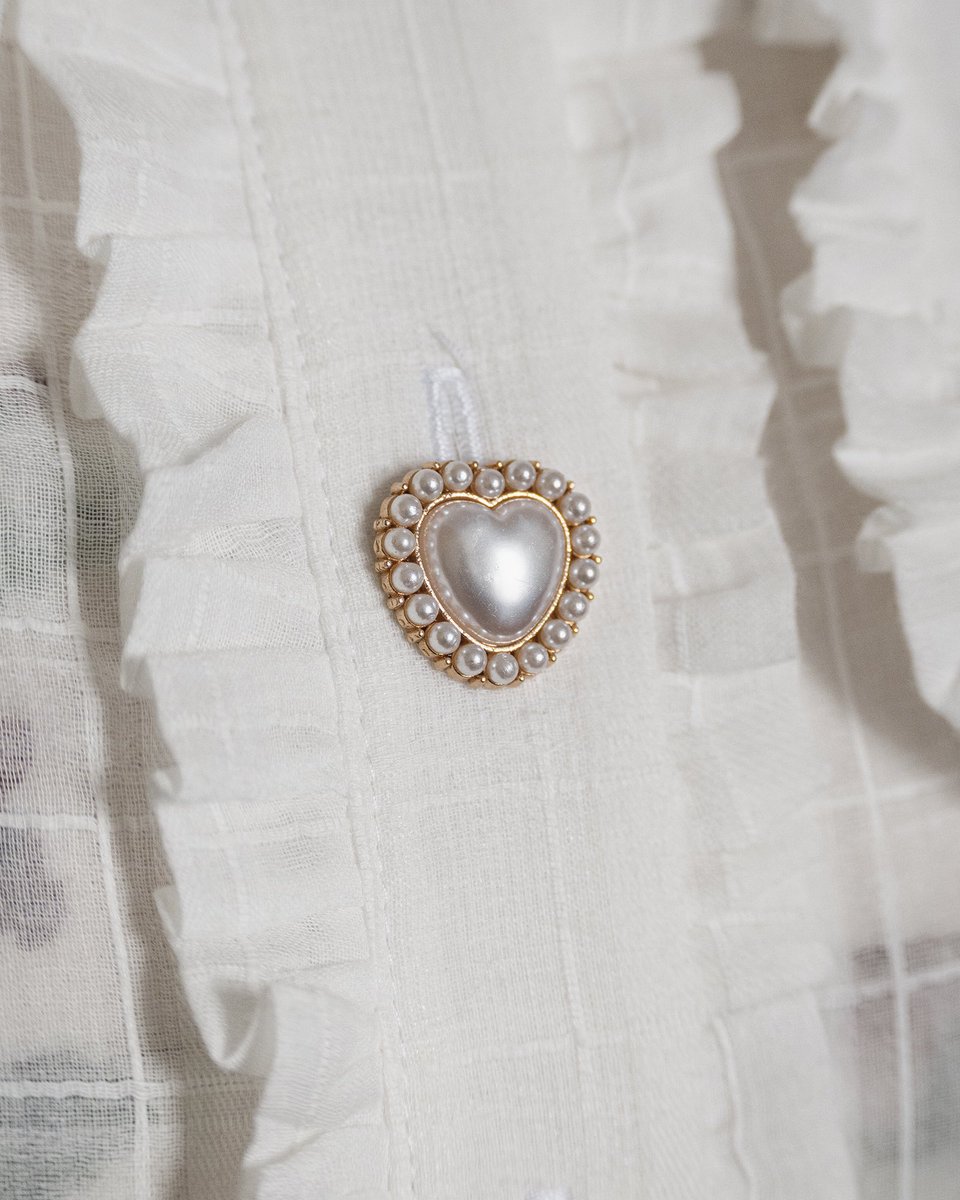 Introducing the off-white “Amelia” blouse from the Plaid Strawberries pre-order! Made of soft plaid cotton, it features ruffles, a detachable bow, and heart-shaped buttons. Available in two sizes, including plus-size. Pre-order until Jan 19! 🤍