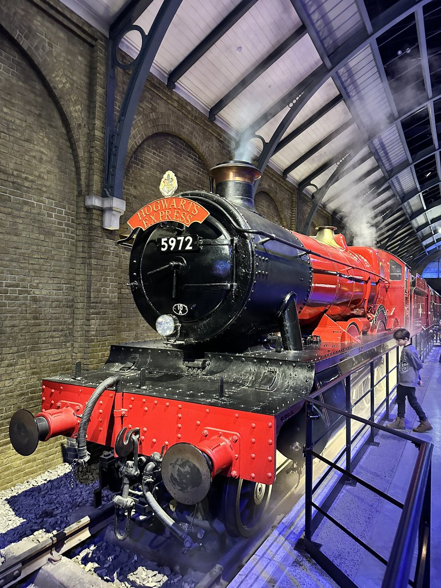 meron_meiname's tweet image. イギリス最終日

ハリーポッターの専用バスに乗って
ワーナーハリーポッタースタジオinロンドン へ！！

めちゃくちゃ広いー！！
ゆっくり回ったら何時間もかかる😆
圧巻の規模だったぁ！ 
さすが本番ロンドン🇬🇧 

#ハリーポッター 
#ハリーポッタースタジオ 
#WBstudio 
#London