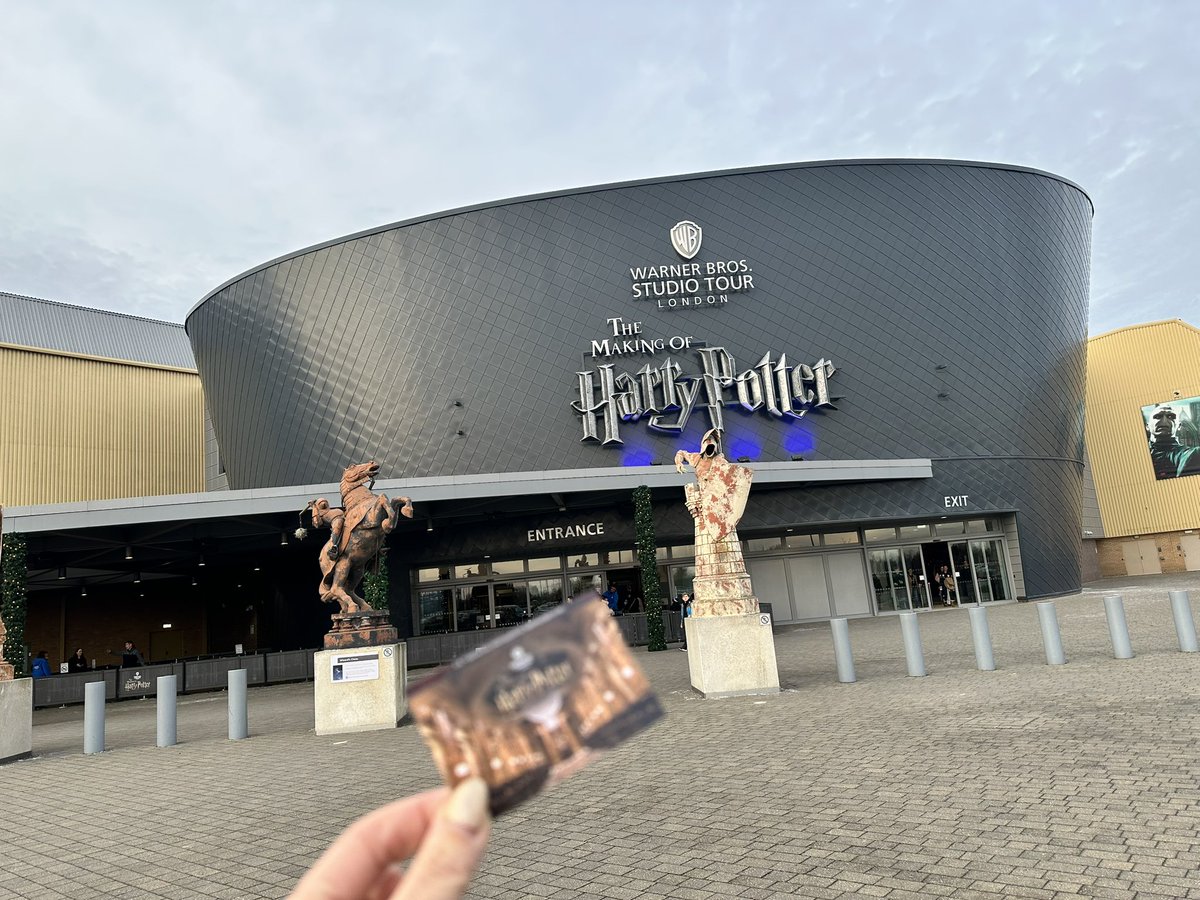 meron_meiname's tweet image. イギリス最終日

ハリーポッターの専用バスに乗って
ワーナーハリーポッタースタジオinロンドン へ！！

めちゃくちゃ広いー！！
ゆっくり回ったら何時間もかかる😆
圧巻の規模だったぁ！ 
さすが本番ロンドン🇬🇧 

#ハリーポッター 
#ハリーポッタースタジオ 
#WBstudio 
#London