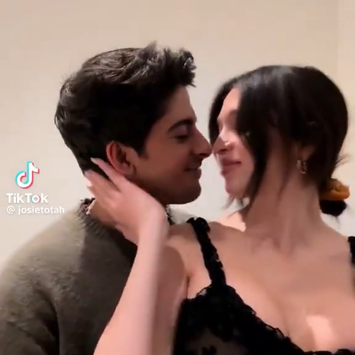 Karan Brar et Josie Totah de Jessie s’affichent officiellement en couple ! 👀👩🏻‍❤️‍👨🏻