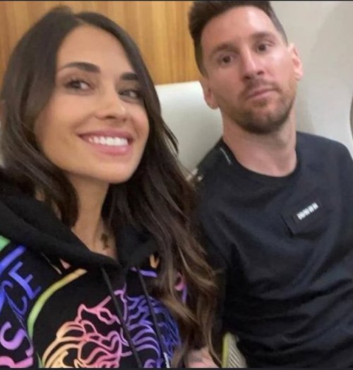 OOC_LACOBRAAA's tweet image. Messi con Antonela 😐 // Messi con La Cobra 😀