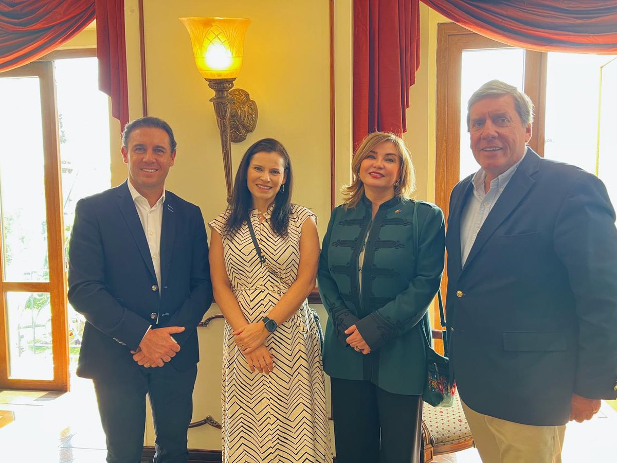 EUAmbEcuador's tweet photo. Nos acompañó Emb🇮🇹 #GiovanniDavoli, Emb🇩🇪 #JensLütkenherm, Emb🇨🇦 #StephenPotter, Rep. residente de @ONUecuador @lenasavelli1, Jefa de la @OEA_oficial @GinisO, representantes diplomáticos de 🇫🇷 🇭🇺 🇳🇱 🇺🇸 para dar la bienvenida al equipo de la @moeUEecuador25 https://t.co/Z1gXUWpdOb