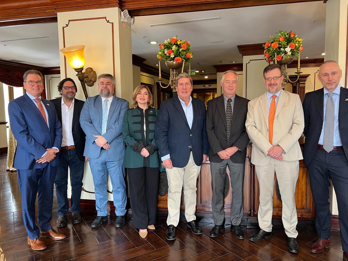 EUAmbEcuador's tweet photo. Nos acompañó Emb🇮🇹 #GiovanniDavoli, Emb🇩🇪 #JensLütkenherm, Emb🇨🇦 #StephenPotter, Rep. residente de @ONUecuador @lenasavelli1, Jefa de la @OEA_oficial @GinisO, representantes diplomáticos de 🇫🇷 🇭🇺 🇳🇱 🇺🇸 para dar la bienvenida al equipo de la @moeUEecuador25 https://t.co/Z1gXUWpdOb