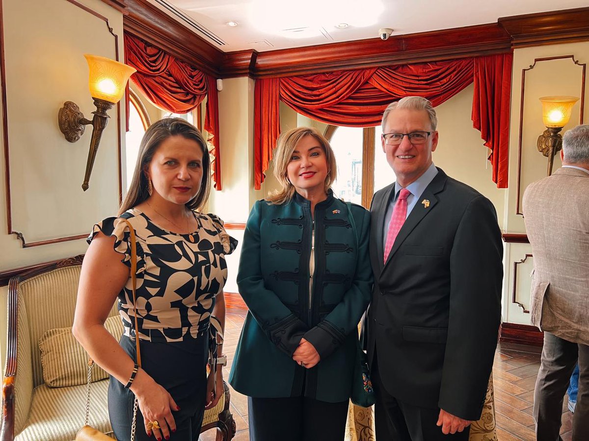EUAmbEcuador's tweet photo. Nos acompañó Emb🇮🇹 #GiovanniDavoli, Emb🇩🇪 #JensLütkenherm, Emb🇨🇦 #StephenPotter, Rep. residente de @ONUecuador @lenasavelli1, Jefa de la @OEA_oficial @GinisO, representantes diplomáticos de 🇫🇷 🇭🇺 🇳🇱 🇺🇸 para dar la bienvenida al equipo de la @moeUEecuador25 https://t.co/Z1gXUWpdOb