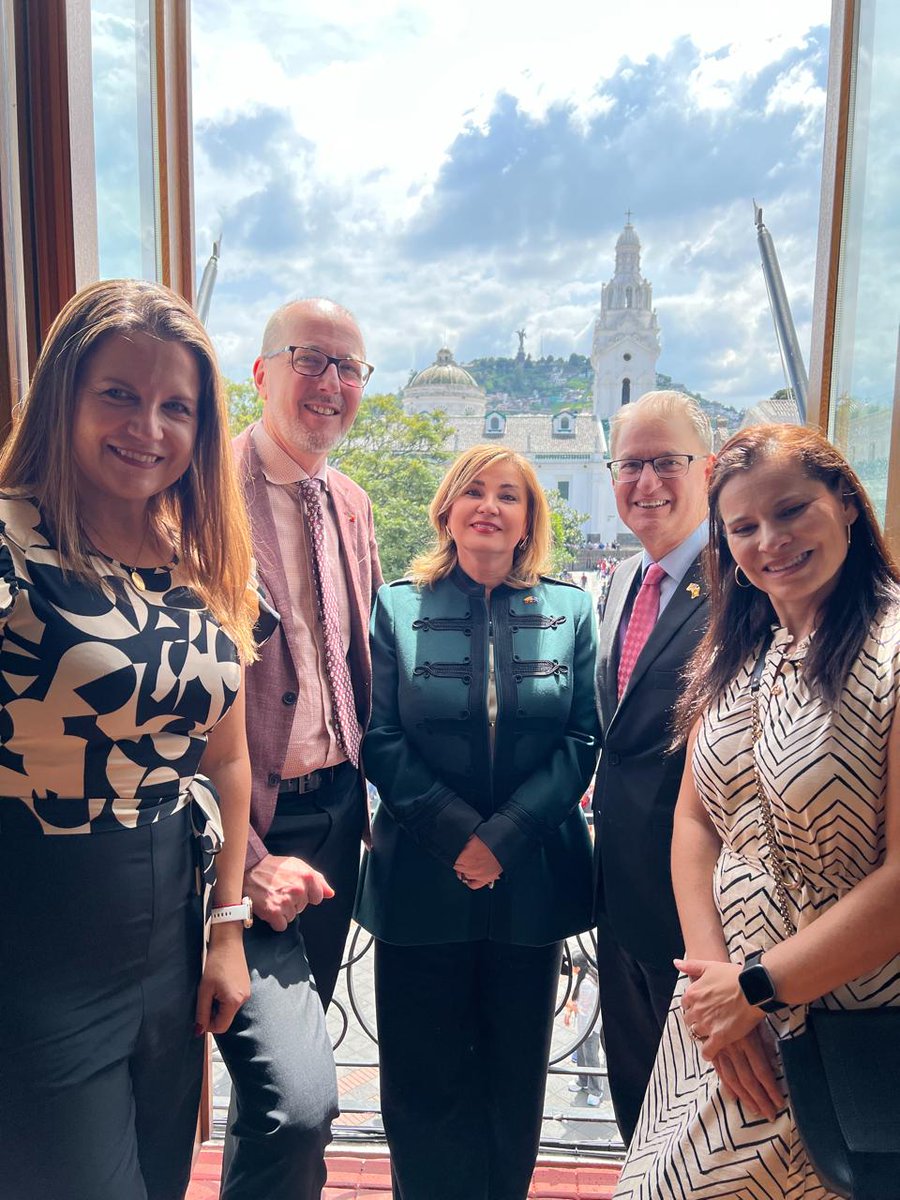 EUAmbEcuador's tweet photo. Nos acompañó Emb🇮🇹 #GiovanniDavoli, Emb🇩🇪 #JensLütkenherm, Emb🇨🇦 #StephenPotter, Rep. residente de @ONUecuador @lenasavelli1, Jefa de la @OEA_oficial @GinisO, representantes diplomáticos de 🇫🇷 🇭🇺 🇳🇱 🇺🇸 para dar la bienvenida al equipo de la @moeUEecuador25 https://t.co/Z1gXUWpdOb