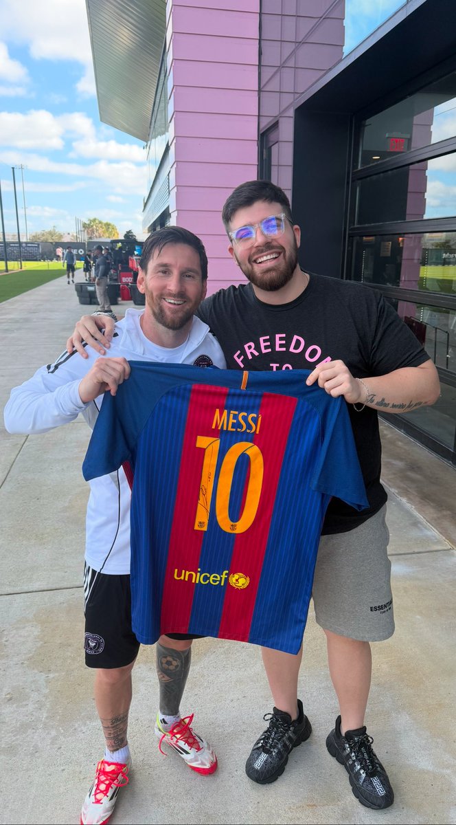 walter_s1o's tweet photo. @lautarodeIcampo messi con anto 😐 // messi con la cobra 😁 https://t.co/aHGa0kJUum