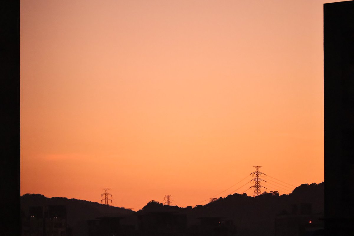EiQzzo8's tweet photo. I always like this kind of sunrise, the warm light orange reveals the warmth of the sun
#silhouette
#artphotography
#urbanscape
#urbanphotography
#cityphotography
#sunrise
#straightout https://t.co/PrtEHz9YBC