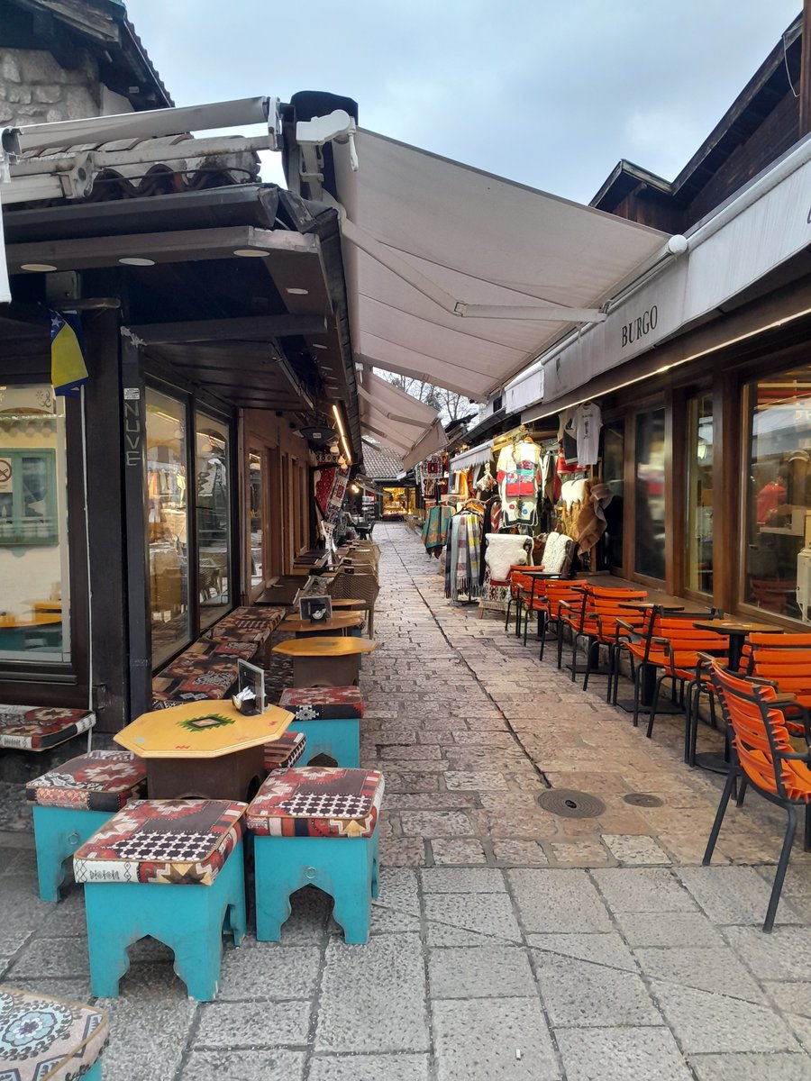gulerkomurcu's tweet photo. Yaklasik 400 yil burada hukum suren Osmanlinin batı sınırı Saraybosna"da Osmanlidan miras Başcarsi kentin turizm merkesi, su sebilleri, bakircilar, camiler, ahşap evleriyle etkileyici bir mahalle..burada turistlerin ilk geldigi yerde sebil #sebilj. 18.yy Mehmet paşa tarafindan yapilmiş..Sokaklardan kareler..