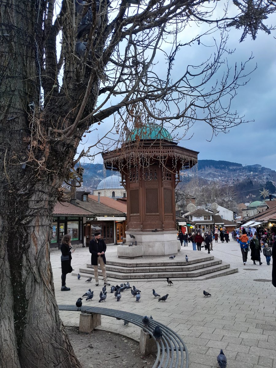 gulerkomurcu's tweet photo. Yaklasik 400 yil burada hukum suren Osmanlinin batı sınırı Saraybosna"da Osmanlidan miras Başcarsi kentin turizm merkesi, su sebilleri, bakircilar, camiler, ahşap evleriyle etkileyici bir mahalle..burada turistlerin ilk geldigi yerde sebil #sebilj. 18.yy Mehmet paşa tarafindan yapilmiş..Sokaklardan kareler..