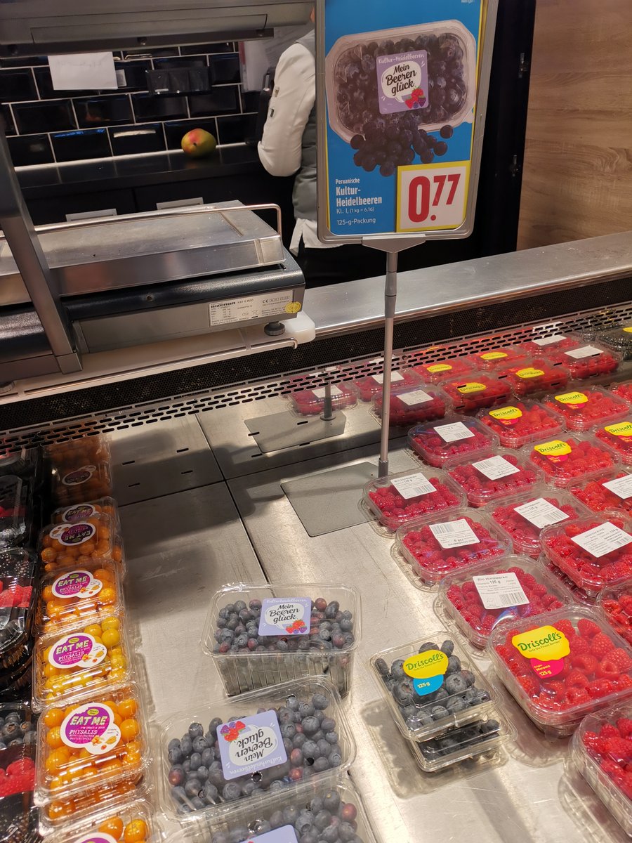 Was glaubt ihr, welche Packung wirklich für 0,77 Euro im Angebot ist? Genau! - die kleine rechts mit dem komplett anderen Etikett, Größe und Form. Entdeckt eben bei EDEKA Kassel und gleich mal bei lebensmittelklarheit.de eingereicht. 
#verbraucherschutz #EDEKA #Werbung