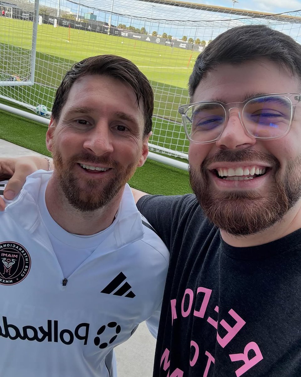 OOC_LACOBRAAA's tweet image. Messi con Antonela 😐 // Messi con La Cobra 😀