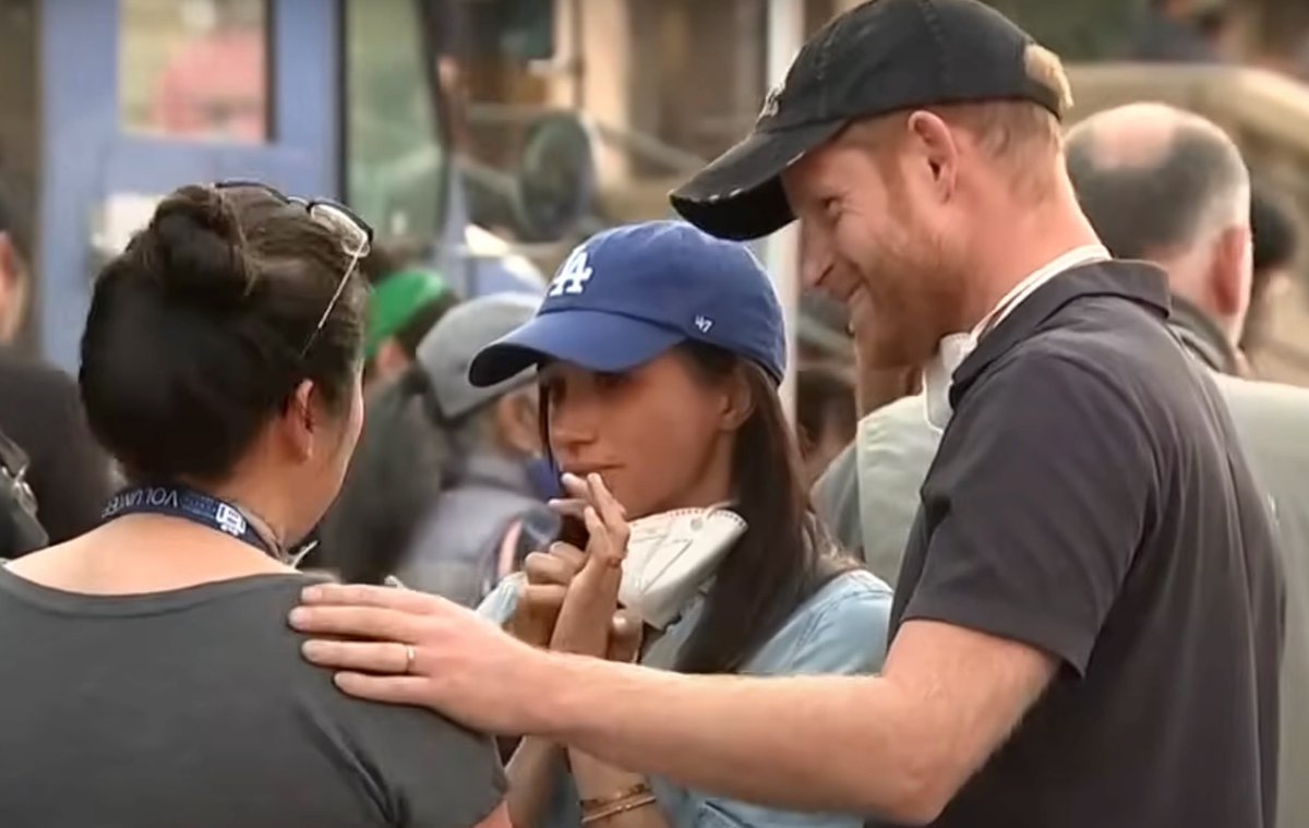HelloCanada's tweet photo. Meghan Markle and Prince Harry spent their weekend visiting the World Central Kitchen in Pasadena to help distribute food and supplies to victims of the LA fires. Mayor Victor Gordo told Fox News that “no one knew they were serving food with masks” and it was not for “publicity”. 📷: CBS News #princeharry #meghanmarkle