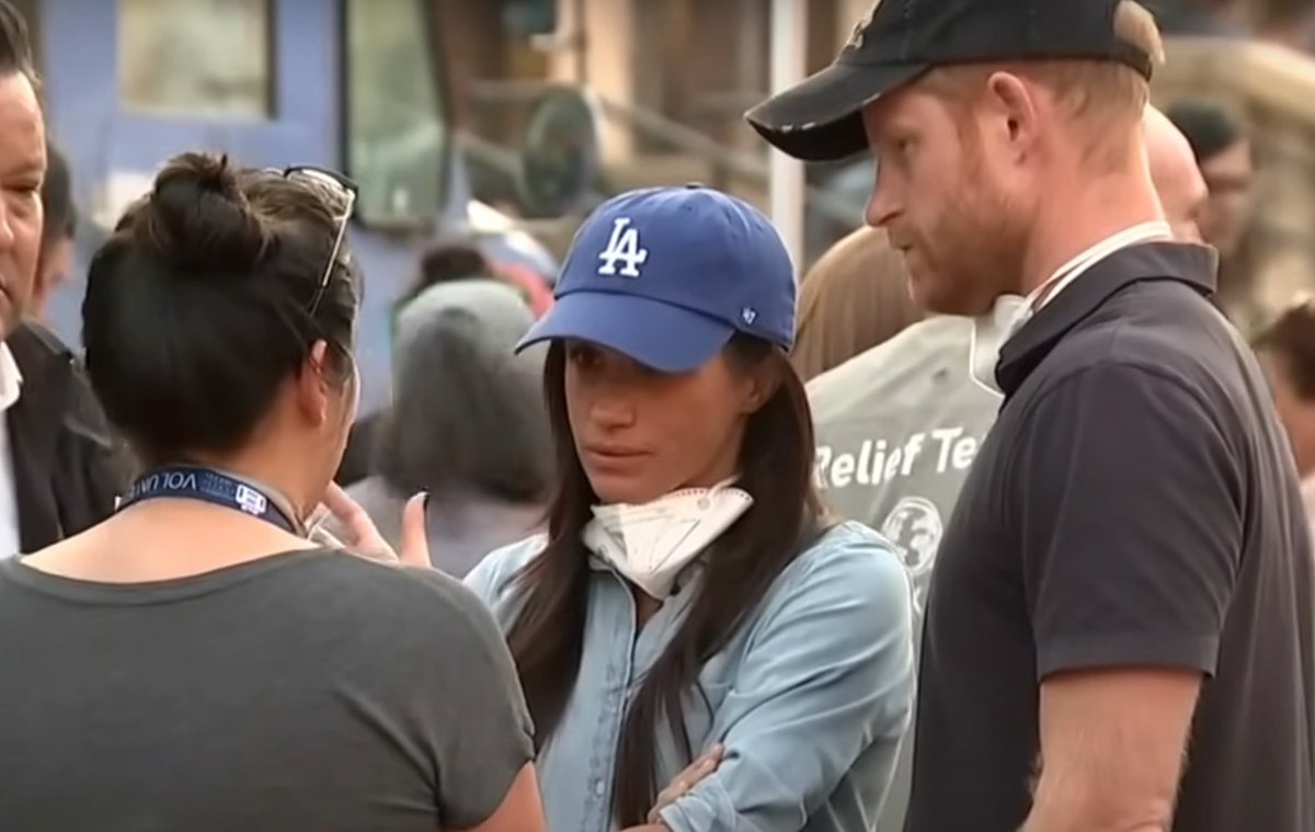 HelloCanada's tweet photo. Meghan Markle and Prince Harry spent their weekend visiting the World Central Kitchen in Pasadena to help distribute food and supplies to victims of the LA fires. Mayor Victor Gordo told Fox News that “no one knew they were serving food with masks” and it was not for “publicity”. 📷: CBS News #princeharry #meghanmarkle