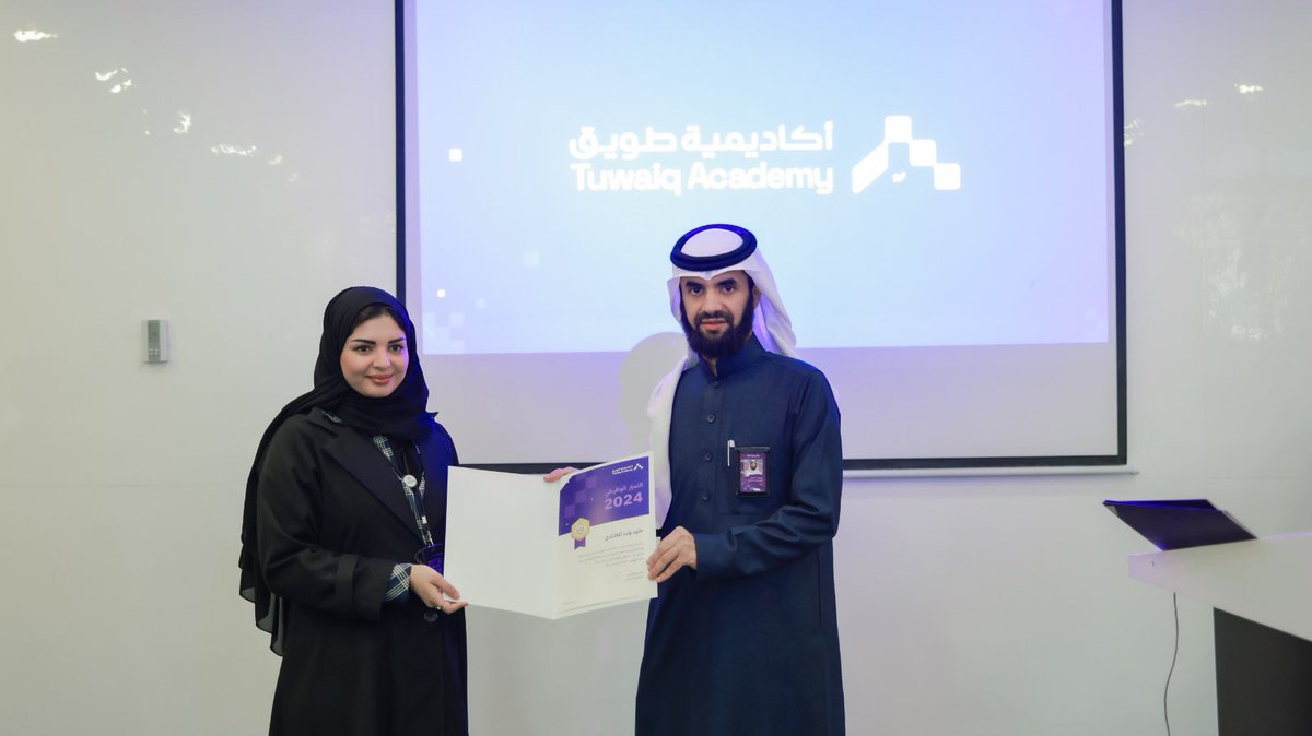 klaudz45's tweet photo. تم اليوم تكريمي من قبل الرئيس التنفيذي لأكاديمية طويق @Abdulaziz_Hmadi كموظف حقق تميزًا وظيفيًا في عام 2024. يسعدني أن أساهم في تطوير قطاع التقنية في المملكة من خلال عملي في مجال الميتافيرس والذكاء الاصطناعي. شكراً لفريق العمل على دعمهم المتواصل. https://t.co/4myn3Dt0cl