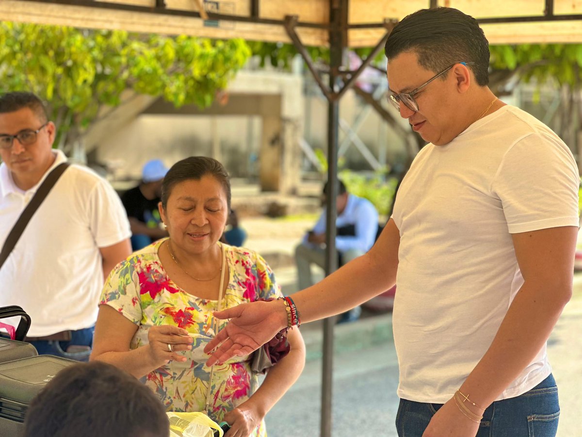 AndresAldanaPa's tweet photo. Llegamos a los barrios con nuestra Brigada Solidaria: Educando para la Vida. Concientizamos e invitamos a padres de familia a matricular con tiempo a sus hijos. Que ningún niñ@ se quede sin estudiar. ¡Todos al cole! https://t.co/ZVglEy7w7x