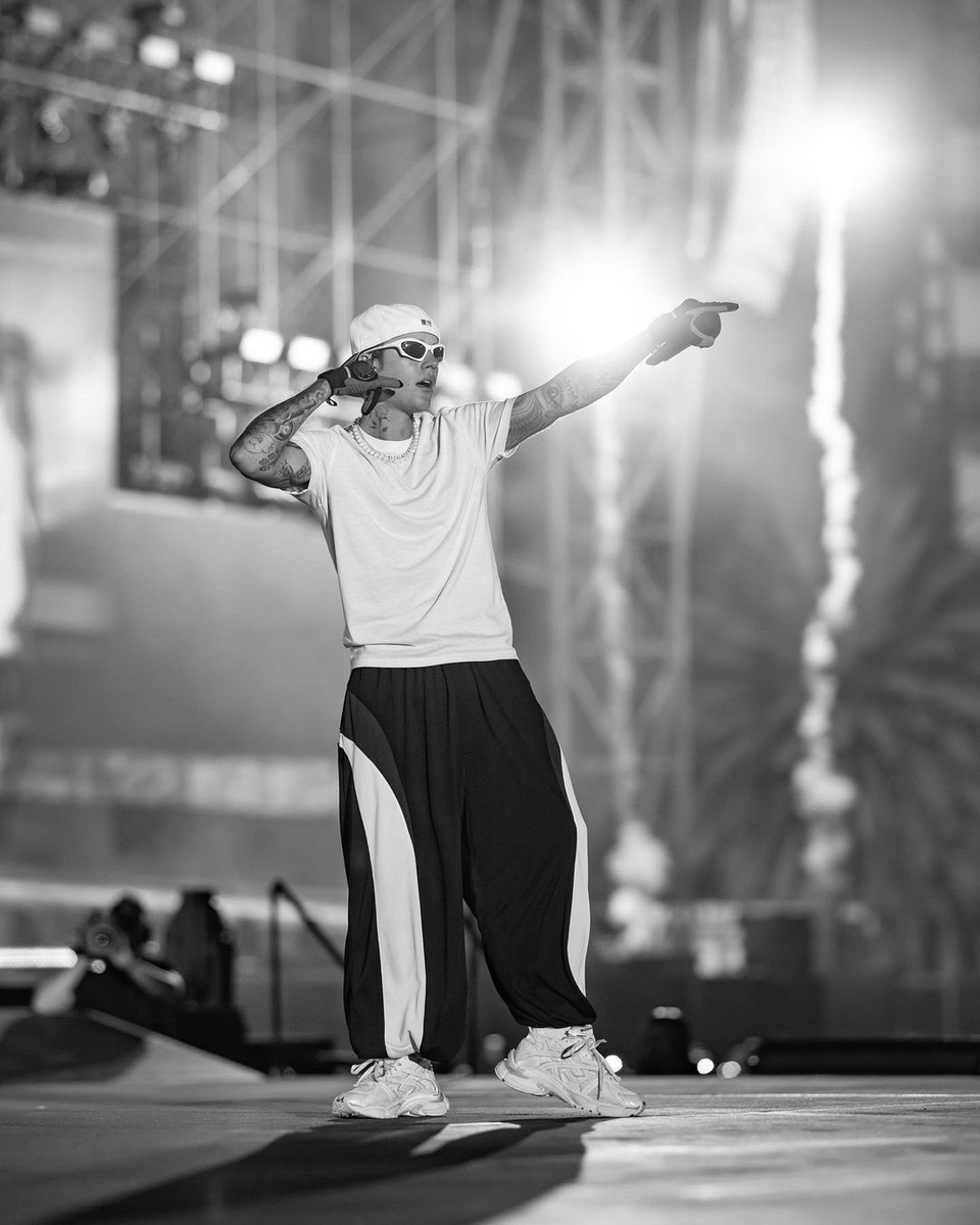 izzomrm's tweet photo. No Instagram, integrantes da banda e equipe de Justin Bieber sinalizam positivamente que o cantor deve retornar à música em 2025.

Segundo a NME e a Complex, o canadense deve lançar novas faixas neste ano e, possivelmente, sair em turnê.

Seu último álbum foi "Justice", de 2021. https://t.co/IgQTZ75Bzx