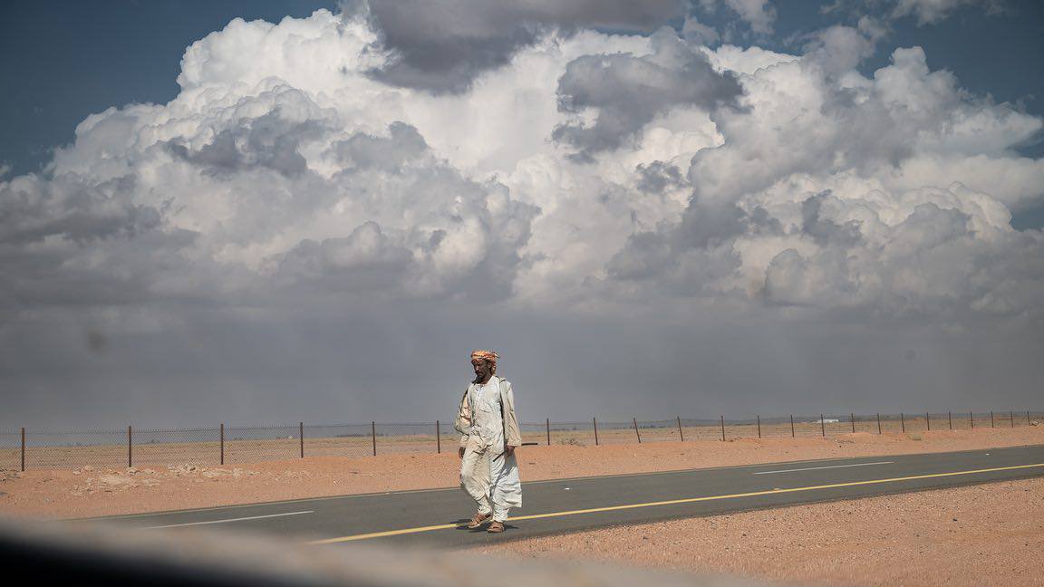 #مساء_الاجواء_الحلوه

يارفيق العمر … من صدّتك خايف
والدروب اللّي بلا صاحب .. بعيدة

والوجيه العابرة زي ما أنت شايف
كلها من قوم ..  أبو فرصة سعيدة

#عوض_الظامي