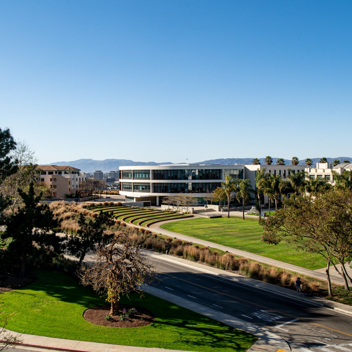 Welcome back, Lions! As we enter a new semester, we extend our heartfelt support to those who have been affected by the wildfires. At LMU, LA is not only our classroom, it’s our home. We encourage students in need of resources to visit our advisory page: bit.ly/4hacWyi