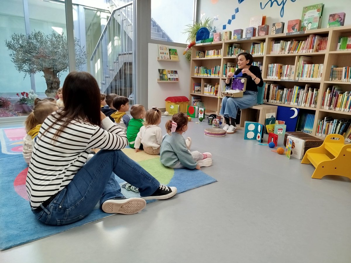 Sesión ✨CONTAR, CREAR, CANTAR Y COMPARTIR✨con #UnpuntocuriosoAragón en la <a href="/Bibliomallen/">Biblioteca de Mallén</a> junto a niñ<a href="/s/">『S』</a> de 2 y 3 años  repleta de asombro y curiosidad, juegos e historias, risas y ganas feroces de escuchar cuentos, y su gran bibliotecaria Merche. 
🤍📖🌱

#animaciónlectorarural