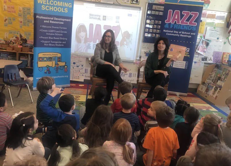 libsoftiktok's tweet photo. Here’s Congressman Tim McBride dressed up as a woman reading a book to children about a child who becomes transgender.

🚩🚩🚩 https://t.co/3BIkhf2Z05