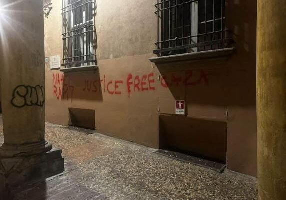 TJVNEWS's tweet image. Rioters in Italy Attack Synagogue During Anti-Police Protest - tjvnews.com/2025/01/rioter… #rioters @ItalyMagazine #synagogue #protest @AntiIsraelHate @antisemitism @StandUp2JewHate #Bologna
Follow the TJNEWS channel on   
WHATSAPP 🔗 bit.ly/Channel_TJV 
TELEGRAM