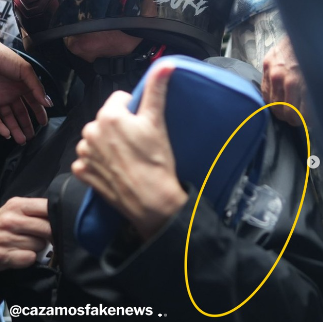 EVTVMiami's tweet photo. #EsNoticia 🇻🇪 Incongruencias en pruebas presentadas por el régimen: El caso de la "carterita azul"

El equipo de @cazamosfakenews analizó y comparó imágenes de la cartera de @MariaCorinaYA captada en cámaras durante su detención arbitraria y la presentada por el régimen tras un supuesto operativo policial

📸Fotos: @cazamosfakenews
📲Más en https://t.co/PiKoItRyfO