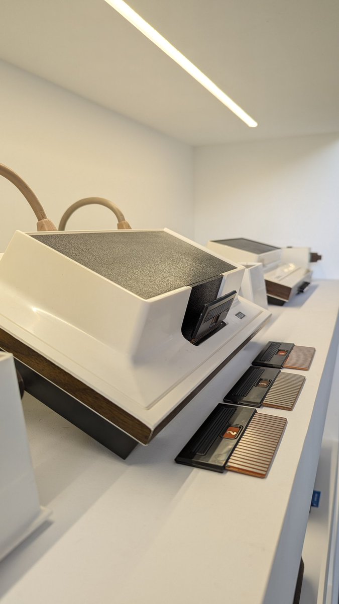 A #Magnavox #Odyssey xa ten ao seu carón a homóloga española #Overkal.

Resulta estupendo velas xuntas no #MUVI e apreciar as súas diferenzas 🥲. 

#preservacion #MuseoDaXente #Museo #Videojuego #Videoxogo #Videoxogos #Galicia