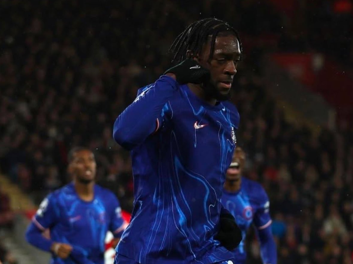 FabrizioRomano's tweet photo. 🚨🔵 Understand Axel Disasi’s expected to be left out of Chelsea squad tomorrow as he can leave in January.

There are already important clubs in talks to explore January move and Chelsea are open to this solution following discussion with the player. https://t.co/m4iYHXWBKW