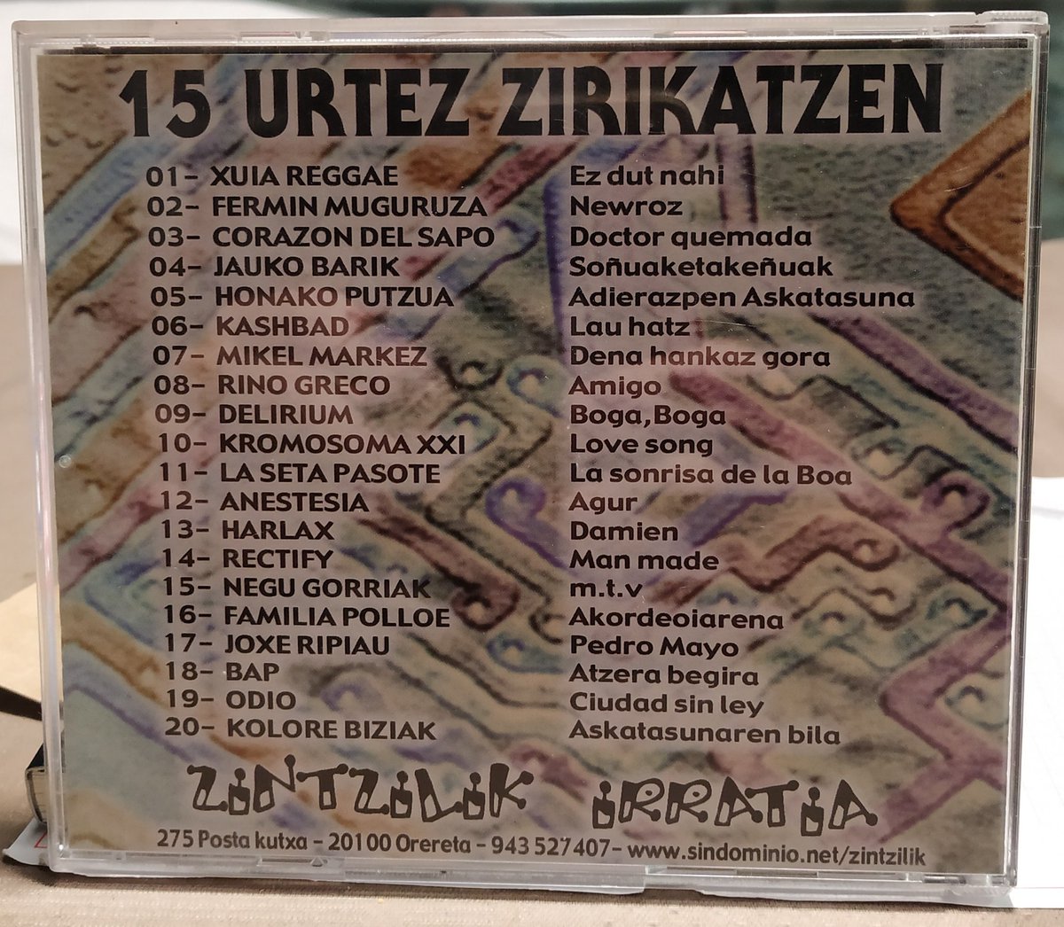 1984tik darama airean Oreretako #Zintzilik irrati libreak!! 1999an honako bilduma kaleratu zuten Euskal Herriko eta nazioarteko taldeekin. Batzuk oso ezagunak eta beste batzuk lan honek gogora ekartzen ditu: #HonakoPutzua(R), #FamiliaPolloe, #LaSetaPasote, #Harlax...
#Cdbildumak